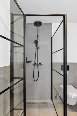 Bathroom - Limehome Den Haag Nieuwstraat (The Hague)