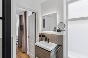 Suite | Baño | Ducha, artículos de higiene personal gratuitos y secador de pelo