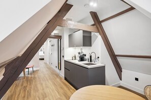 Suíte conforto | Cozinha privada | Geladeira, cooktop, máquina de café expresso, chaleira elétrica
