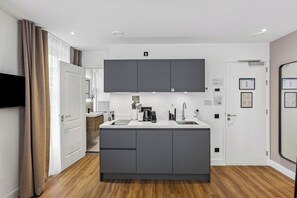 Suite with French Balcony | Private kitchen | Fridge, stovetop, espresso maker, electric kettle - Limehome Den Haag Nieuwstraat (The Hague)