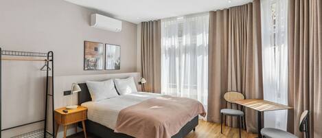 1 habitación, decoración personalizada, muebles diferentes y escritorio