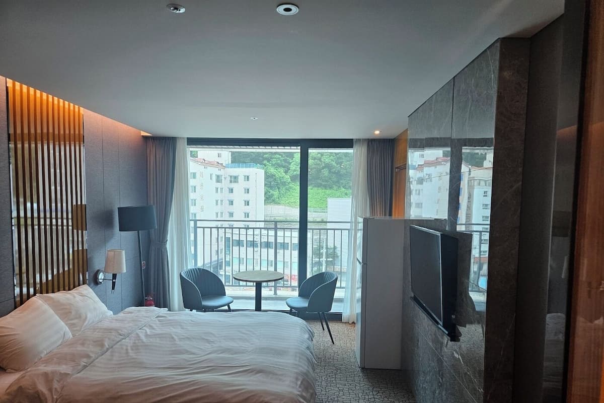 Deluxe Terrace Double Room, Mountain View | 1 bedroom, soundproofing, free WiFi, bed sheets
