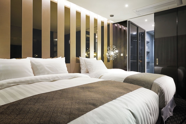 Executive Suite Room | 1 bedroom, soundproofing, free WiFi, bed sheets