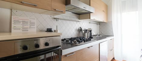 Apartamento (1 Bedroom) | Cozinha privada | Fogão, cooktop, lava-louças, cadeirão de bebê