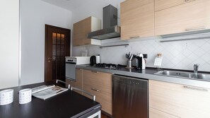 Apartment (1 Bedroom) | Eigene Küche | Ofen, Herdplatte, Geschirrspüler, Hochstuhl