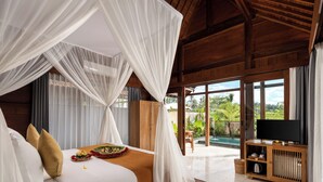 Un dormitorio con cama, televisor y vistas al exterior.