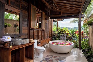 One Bedroom Villa with Free Daily Afternoon Tea | 浴室 | 大花洒淋浴喷头、免费洗浴用品、吹风机、浴袍
