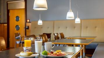 Ein Frühstückstisch mit Stühlen und Essbereich.