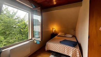 4 habitaciones, tabla de planchar con plancha, wifi y ropa de cama