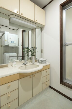 Haartrockner, Bidet, Handtücher, Seife