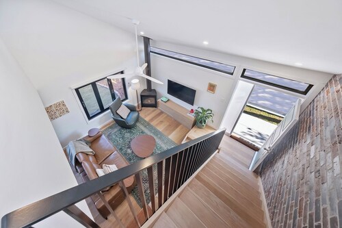 Chic Mezzanine Guest House with Modern Amenities