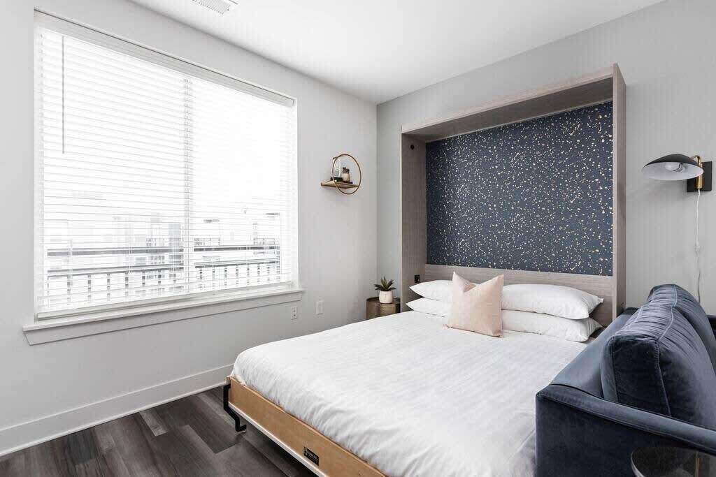 Tabla de planchar con plancha, wifi y ropa de cama 