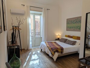 Triple Room, Balcony, City View | Iron/ironing board, free WiFi, bed sheets - BnB del Parlamento (Palermo)