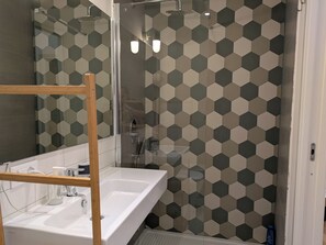 Chambre double ou avec lits jumeaux, 1 lit double ou 2 lits jumeaux, balcon, vue sur la ville | Salle de bain | Douche, séchoir à cheveux, serviettes fournies, savon