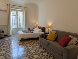 Tabla de planchar con plancha, wifi gratis y ropa de cama 