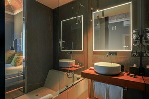 Junior-Suite, Balkon, Stadtblick | Badezimmer