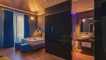 Suite Junior, balkon, pemandangan kota | 1 kamar tidur, minibar, brankas, dan meja kerja