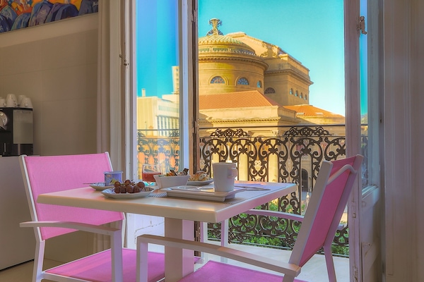 Colazione a buffet, servita tutte le mattine (12.5 EUR a persona)