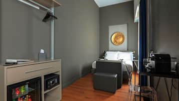Deluxe Room, City View | Minibar, in-room safe, desk, blackout drapes