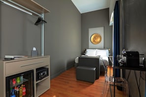 Deluxe Room, City View | Minibar, in-room safe, desk, blackout drapes