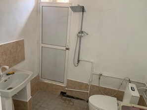 Shower, hair dryer, towels, soap - Close to Nugegoda, Parliament complex, major temples and Hospitals (Nugegoda)