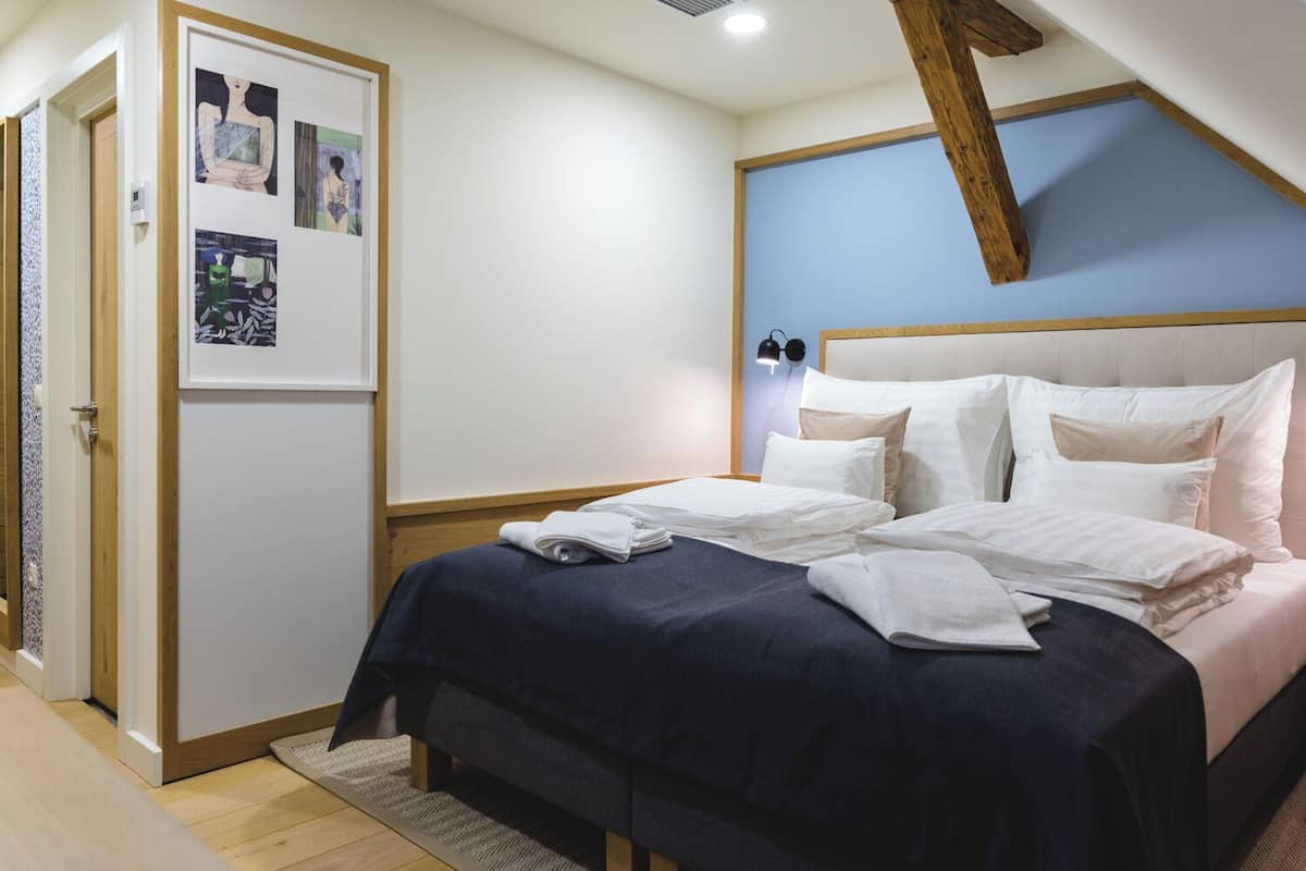 Standard Room | In-room safe, desk, laptop workspace, soundproofing