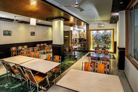 Restaurante. Hotel RKV Residency