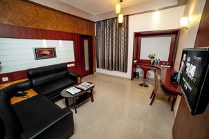 Escritorio y espacio para trabajar con laptop 