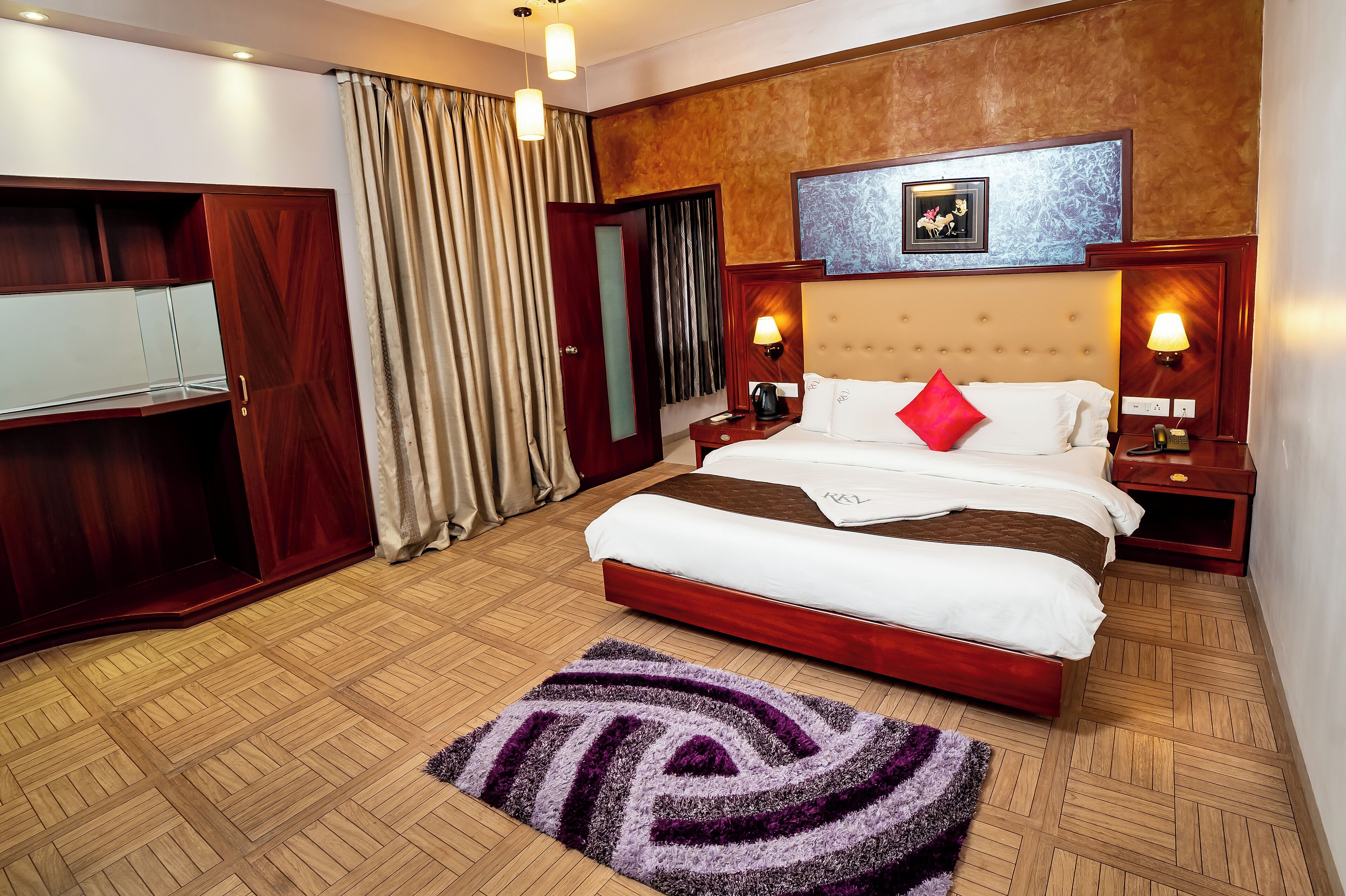 Luxury Suite | Desk, laptop workspace