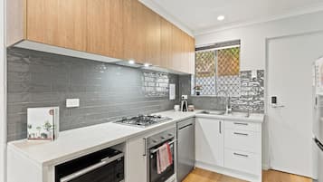 冰箱、微波炉、烤箱、炉灶