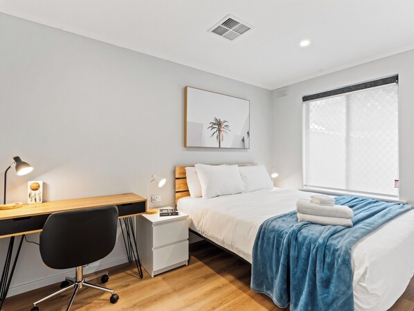 2 chambres, bureau, fer et planche à repasser, lit parapluie