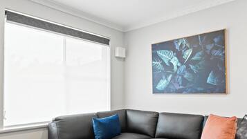 TV connectée, livres, espaces bureaux