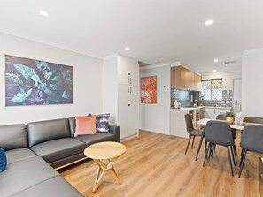 TV connectée, livres, espaces bureaux