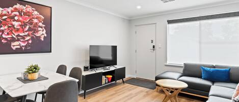Smart-TV, Bücher, Arbeitsbereiche