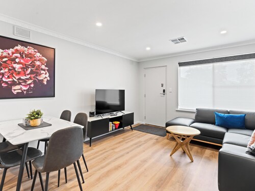 No stairs, Payneham South cosy 2BR unit 4. Linen hire inc. + Aircon throughout.
