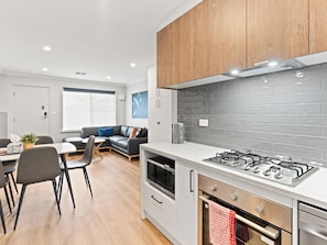Fridge, microwave, oven, stovetop - No stairs, Payneham South cosy 2BR unit 4. Linen hire inc. + Aircon throughout. (Payneham South)