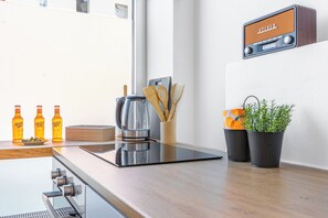 Réfrigérateur, four, plaque de cuisson, cafetière/bouilloire