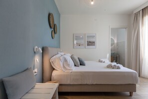 In-room safe, desk, laptop workspace, blackout curtains - Delphis Pula rooms (Pula)