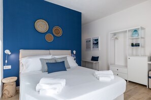 A modern bedroom with a large bed, a wardrobe, and a small table. - Delphis Pula rooms (Pula)