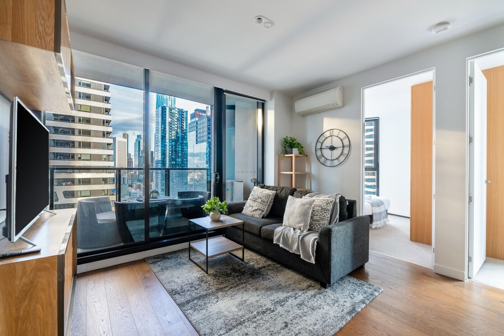 公寓, 阳台, 城市景观 | 客厅 | 55-英寸LED 电视（配备有线频道）