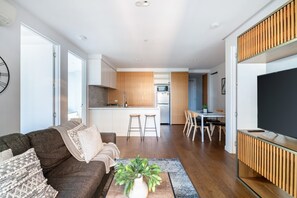 Apartment, Balcony, City View | Living room | 55-inch LED TV with cable channels - Mega Style Apartments Light House (Melbourne)