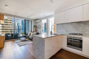 Apartment, Balcony, City View | Private kitchen | Full-size fridge, microwave, oven, stovetop - Mega Style Apartments Light House (Melbourne)