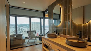 Premiere Sauna Bunk Suite | In-room safe, blackout drapes, free WiFi, bed sheets