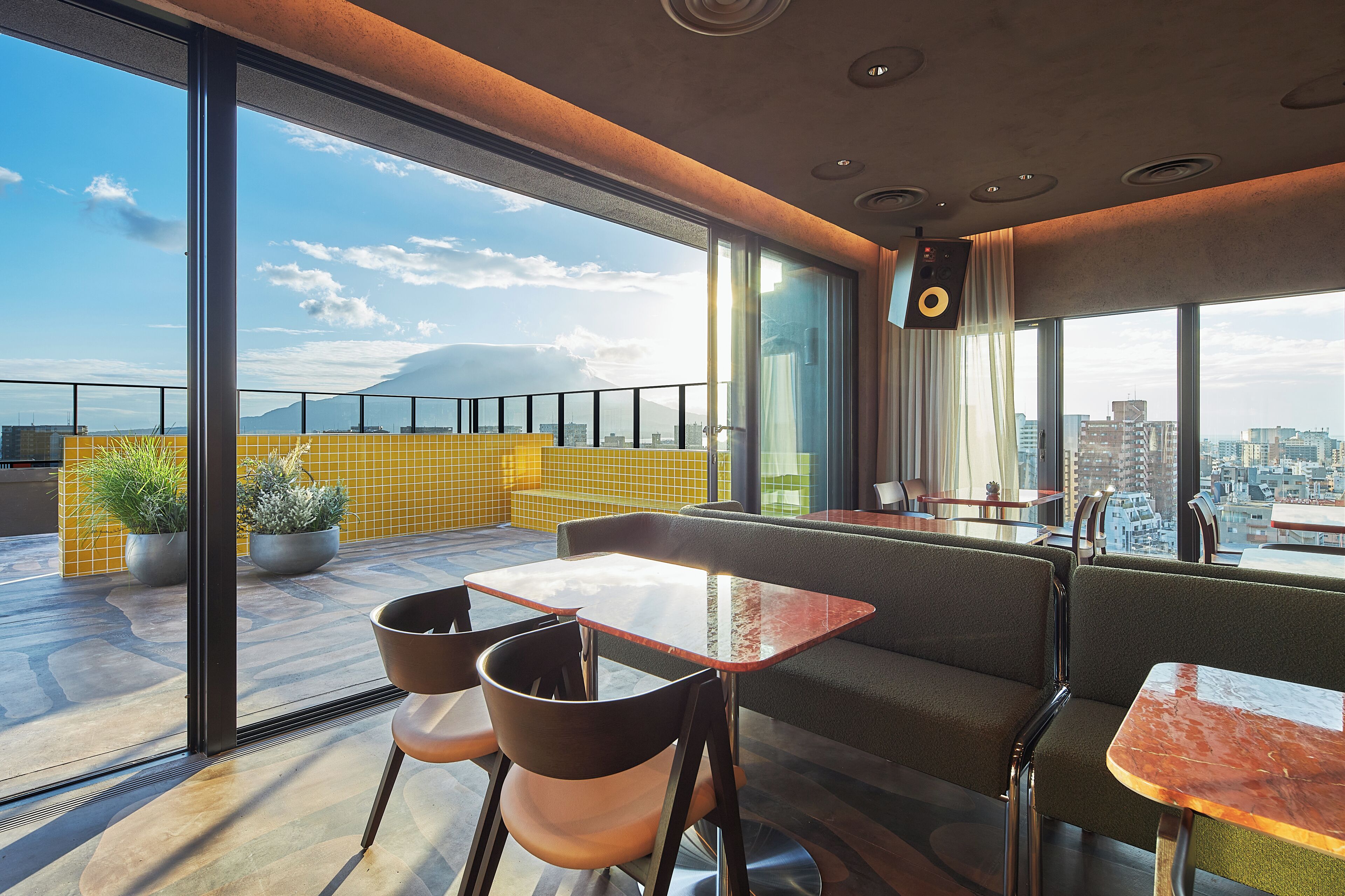 Serveert ontbijt, lunch en diner