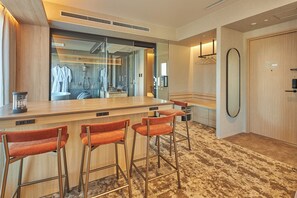 Room, Non Smoking, Sauna (Suite) | Peti besi dalam bilik, langsir/tirai gelap terus, Wi-fi percuma 