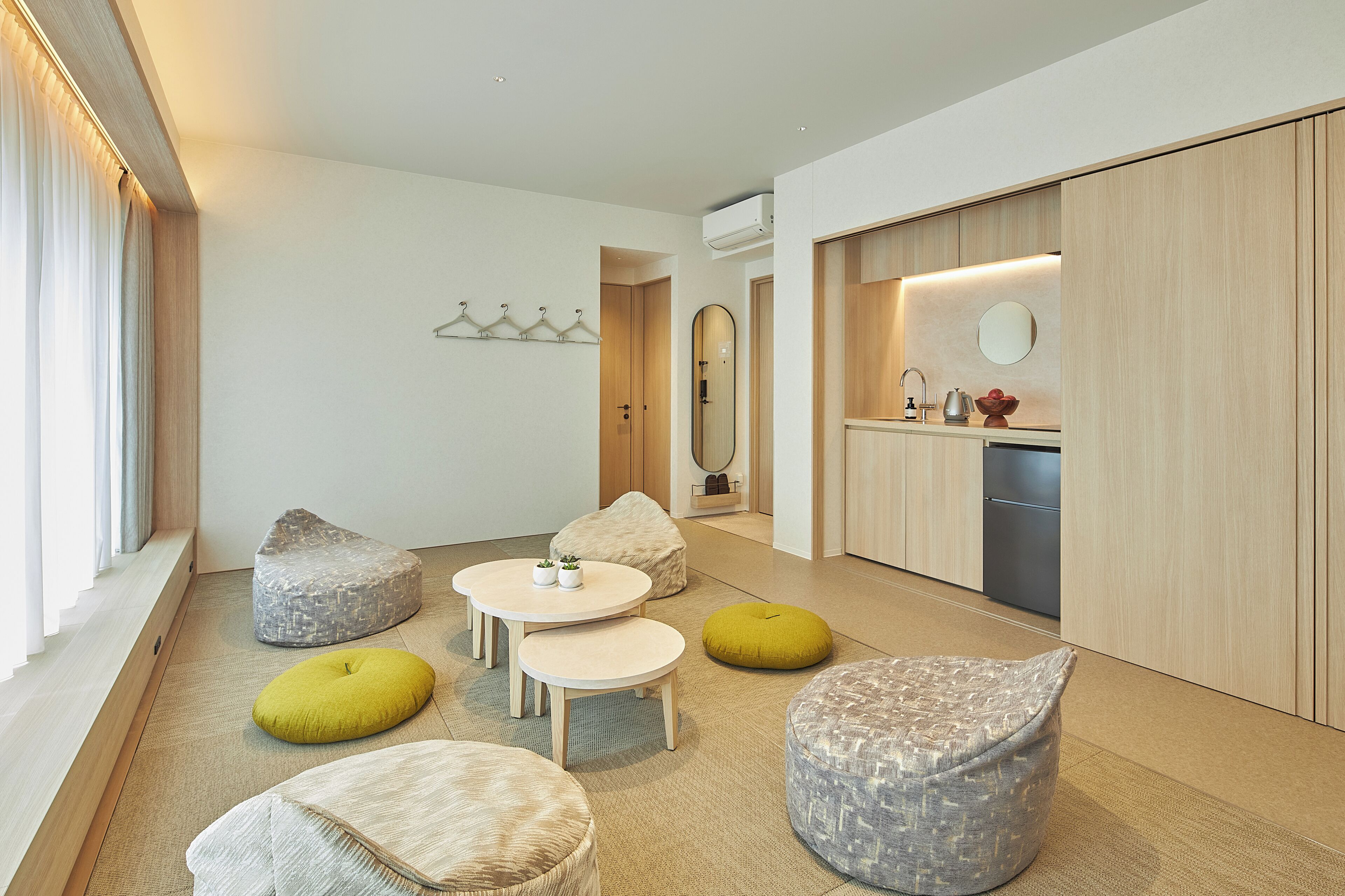 Un salon moderne avec un coin cuisine, comprenant un canapé, une table basse et une table à manger.