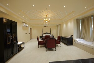Maharaja Grand Suite | Living area