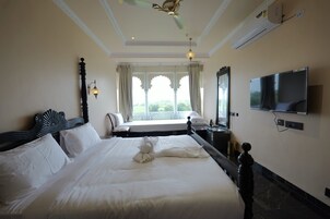 Jharoka Suite | In-room safe, desk, laptop workspace, blackout drapes