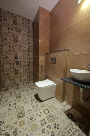 Maharaja Suite | Badkamer | Een douche, een haardroger, handdoeken, zeep