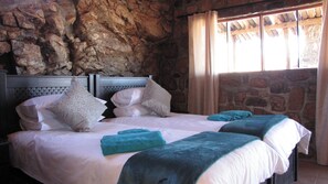 Comfort Chalet | Bed sheets - Mount Canyon Guest Farm  (Chamaites)